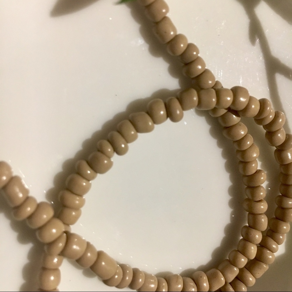 Stone carved pendant on glass beads - Picture 5 of 8